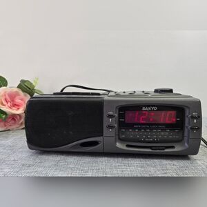 Vintage Sanyo RM-7024 Cassette AM/FM Radio Sure Wake system Only Radio Works‎